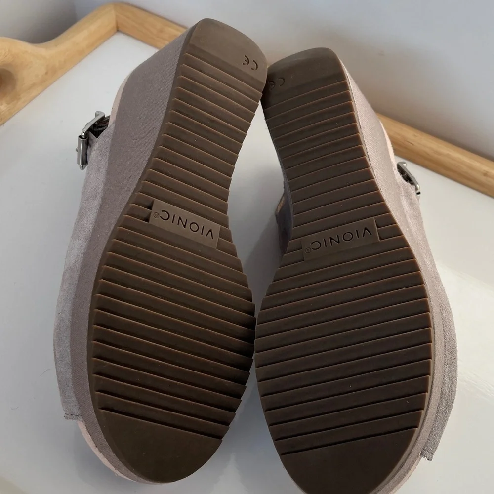 Vionic Trixie Suede Wedge Sandals Slingback Peep Toe Taupe Size 6.5 Wide Comfort
